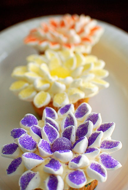 Easy to decorate spring flower cupcakes via www.seasidesundays.com