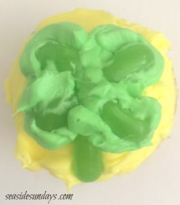 How to make a St Patrick's day shamrock cupcake via www.seasidesundays.St Patrick's Day Cupcakes from seasidesundays.com