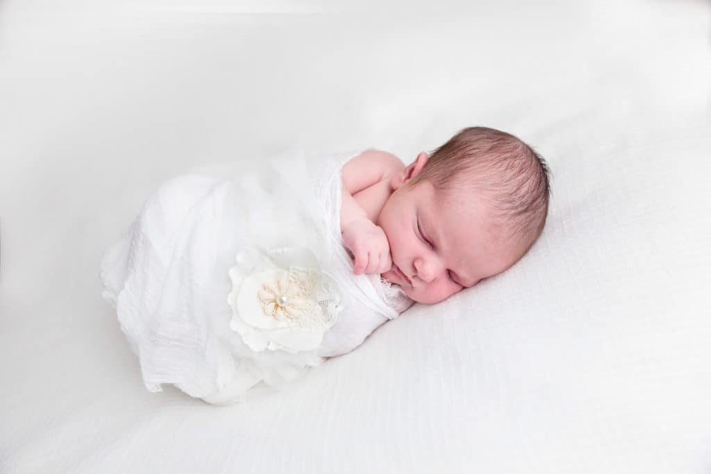 Do you want to sleep train your baby but are not interested in the cry-it-out method? Do you want a foolproof gentle method to get your baby to sleep at naps and bedtime? Check out this sleep training program that does not involve CIO to extinction. Get a step-by-step sleep schedule for your baby or toddler to help them put themselves to sleep. This sleep training schedule for baby and toddler really works! You can use it for sleep training 1-year-olds or younger babies.
