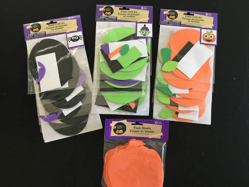 This easy footprint Halloween craft is sure to be a hit with kids! Great preschool or daycare craft. Create a keepsake footprint or handprint craft. This is a frugal craft that is easy to make. A fun fall craft for Halloween. Great for Halloween parties or events. Halloween crafts for kids to make are great fun. Halloween footprint art for baby or bigger kids. 