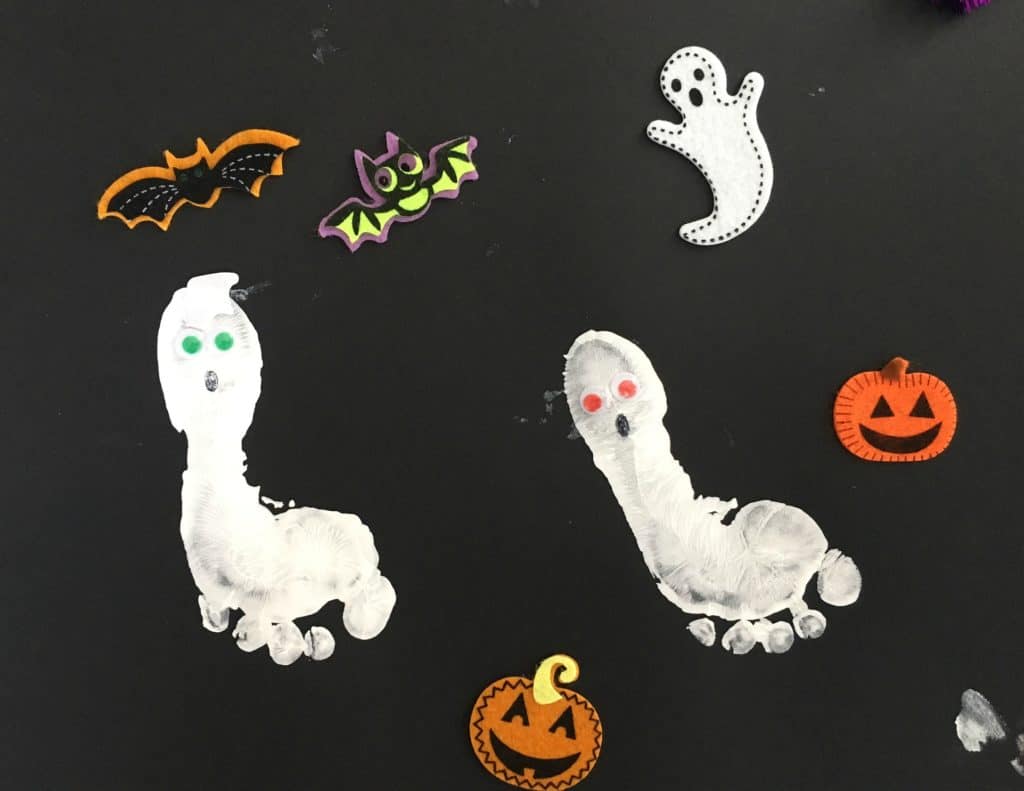 This easy footprint Halloween craft is sure to be a hit with kids! Great preschool or daycare craft. Create a keepsake footprint or handprint craft. This is a frugal craft that is easy to make. A fun fall craft for Halloween. Great for Halloween parties or events. Halloween crafts for kids to make are great fun. Halloween footprint art for baby or bigger kids. 