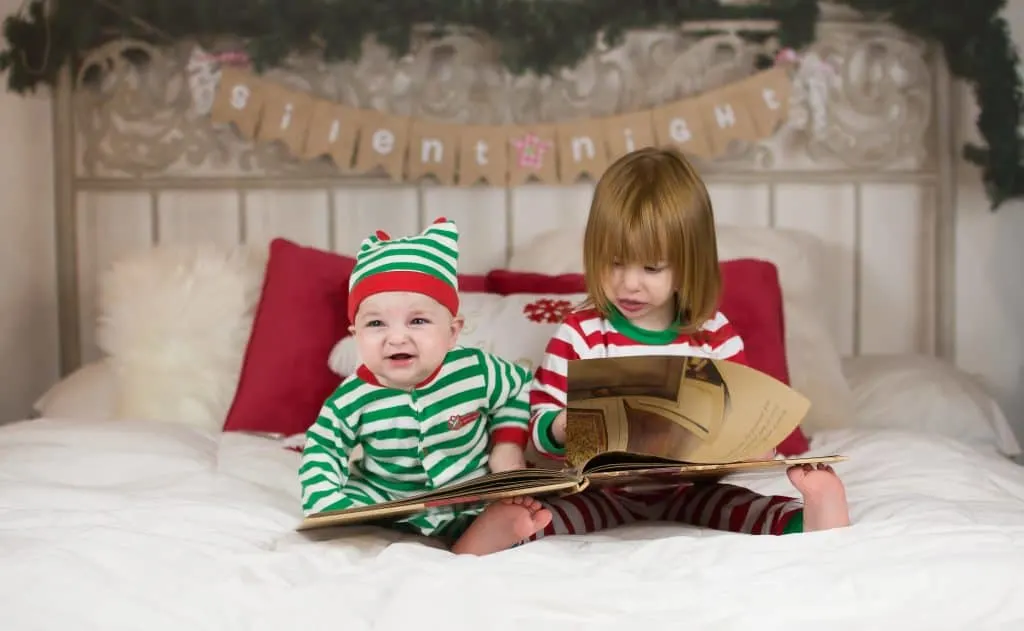 Christmas photography ideas you can do at home, great ideas for holiday cards featuring kids and siblings.