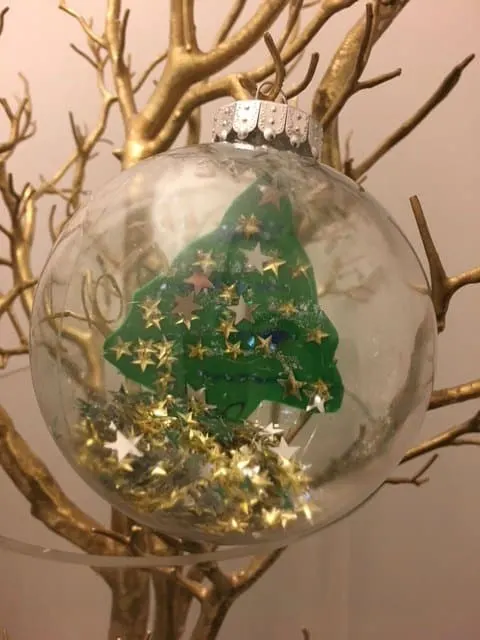 Easy Christmas craft for kids, make this snowglobe ornament for the holidays #christmas #holidaycrafts #ornaments