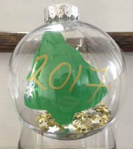 Easy Christmas craft for kids, make this snowglobe ornament for the holidays #christmas #holidaycrafts #ornaments