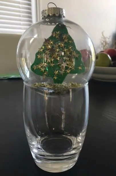 Easy Christmas craft for kids, make this snowglobe ornament for the holidays #christmas #holidaycrafts #ornaments