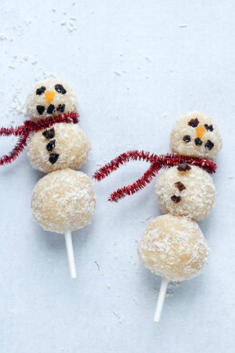 Christmas Snack Ideas for Kids - Looking for some cute Christmas party treat ideas for preschoolers or daycare kids? These easy Christmas snack ideas are awesome for kids and adults! Includes gluten-free Christmas treats and no-bake options! If you need Christmas snacks for kids school, check out these 25 recipes that will wow!