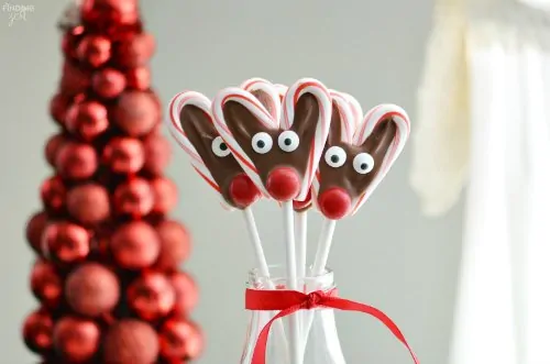 Christmas Snack Ideas for Kids - Looking for some cute Christmas party treat ideas for preschoolers or daycare kids? These easy Christmas snack ideas are awesome for kids and adults! Includes gluten-free Christmas treats and no-bake options! If you need Christmas snacks for kids school, check out these 25 recipes that will wow!