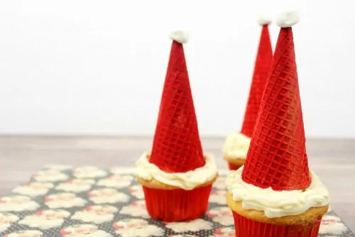 Christmas Snack Ideas for Kids - Looking for some cute Christmas party treat ideas for preschoolers or daycare kids? These easy Christmas snack ideas are awesome for kids and adults! Includes gluten-free Christmas treats and no-bake options! If you need Christmas snacks for kids school, check out these 25 recipes that will wow!