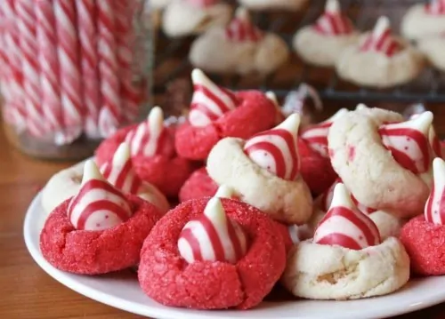 Christmas Snack Ideas for Kids - Looking for some cute Christmas party treat ideas for preschoolers or daycare kids? These easy Christmas snack ideas are awesome for kids and adults! Includes gluten-free Christmas treats and no-bake options! If you need Christmas snacks for kids school, check out these 25 recipes that will wow!