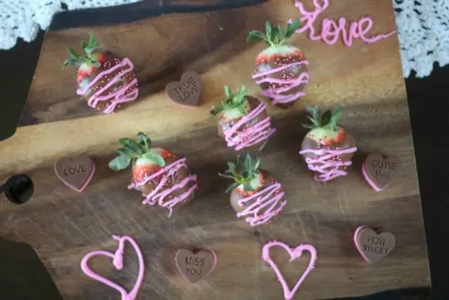 Valentines snacks for the classroom -Looking for some cute Valentine's Day party treat ideas for preschoolers or daycare kids? These easy Valentines snack ideas are awesome for kids and adults! Includes healthy Valentine's Day treats and no-bake options! If you need heart-shaped snacks for your kids school, check out these 25 recipes that will wow!