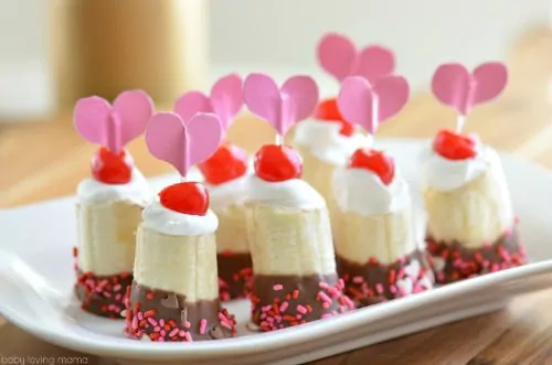 Valentines snacks for the classroom -Looking for some cute Valentine's Day party treat ideas for preschoolers or daycare kids? These easy Valentines snack ideas are awesome for kids and adults! Includes healthy Valentine's Day treats and no-bake options! If you need heart-shaped snacks for your kids school, check out these 25 recipes that will wow!