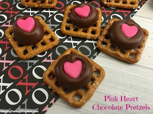 Valentines snacks for the classroom -Looking for some cute Valentine's Day party treat ideas for preschoolers or daycare kids? These easy Valentines snack ideas are awesome for kids and adults! Includes healthy Valentine's Day treats and no-bake options! If you need heart-shaped snacks for your kids school, check out these 25 recipes that will wow!