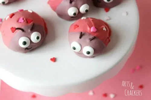 Valentines snacks for the classroom -Looking for some cute Valentine's Day party treat ideas for preschoolers or daycare kids? These easy Valentines snack ideas are awesome for kids and adults! Includes healthy Valentine's Day treats and no-bake options! If you need heart-shaped snacks for your kids school, check out these 25 recipes that will wow!