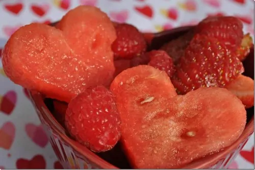 Valentines snacks for the classroom -Looking for some cute Valentine's Day party treat ideas for preschoolers or daycare kids? These easy Valentines snack ideas are awesome for kids and adults! Includes healthy Valentine's Day treats and no-bake options! If you need heart-shaped snacks for your kids school, check out these 25 recipes that will wow!