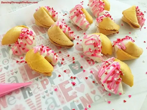 Valentines snacks for the classroom -Looking for some cute Valentine's Day party treat ideas for preschoolers or daycare kids? These easy Valentines snack ideas are awesome for kids and adults! Includes healthy Valentine's Day treats and no-bake options! If you need heart-shaped snacks for your kids school, check out these 25 recipes that will wow!