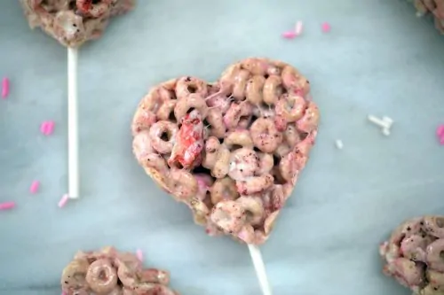 Valentines snacks for the classroom -Looking for some cute Valentine's Day party treat ideas for preschoolers or daycare kids? These easy Valentines snack ideas are awesome for kids and adults! Includes healthy Valentine's Day treats and no-bake options! If you need heart-shaped snacks for your kids school, check out these 25 recipes that will wow!