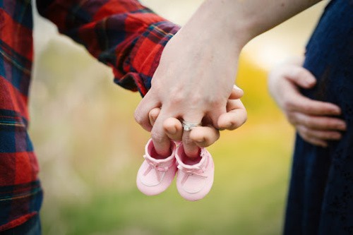 pregnancy announcements to family in person