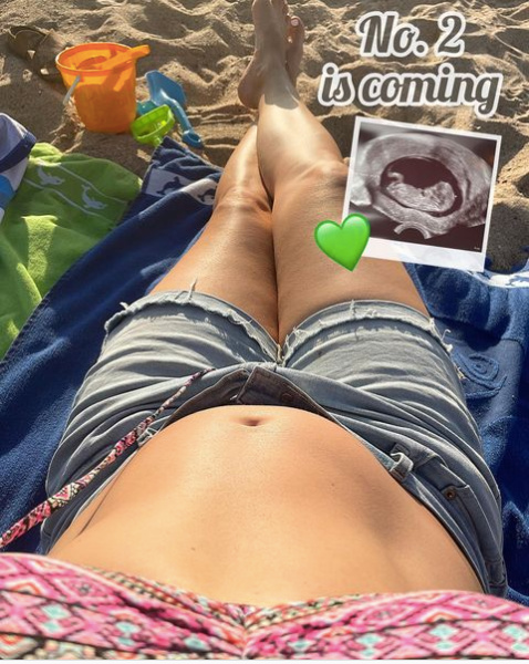 Cute beach pregnancy announcement ideas