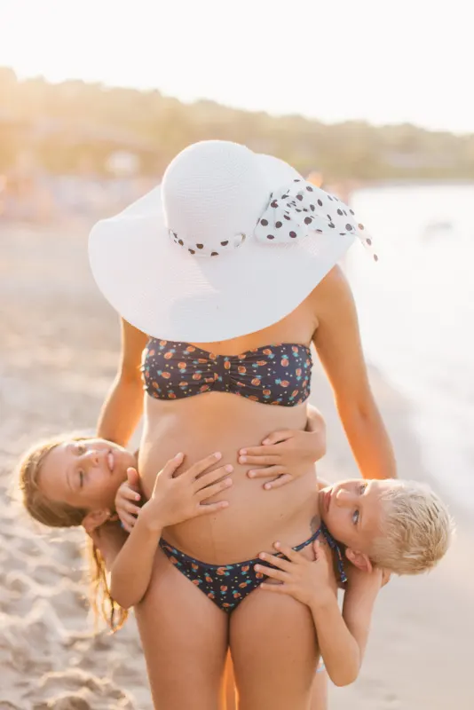 sibling beach pregnancy announcement