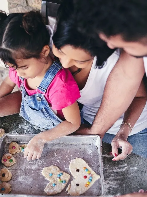 family baking cookies